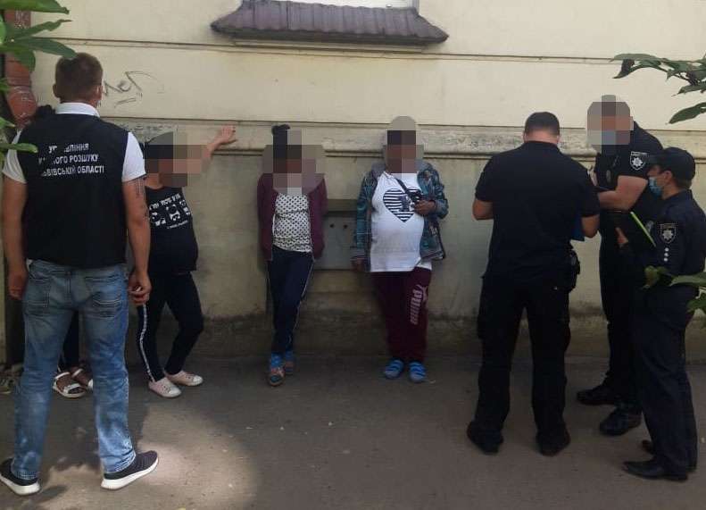 У Львові затримали ромку, яка пограбувала перехожу: фото