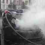 У Львові згорів автомобіль, вогонь перекинувся на припаркований поруч «Nissan» (фото, відео)