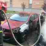 У Львові згорів автомобіль, вогонь перекинувся на припаркований поруч «Nissan» (фото, відео)