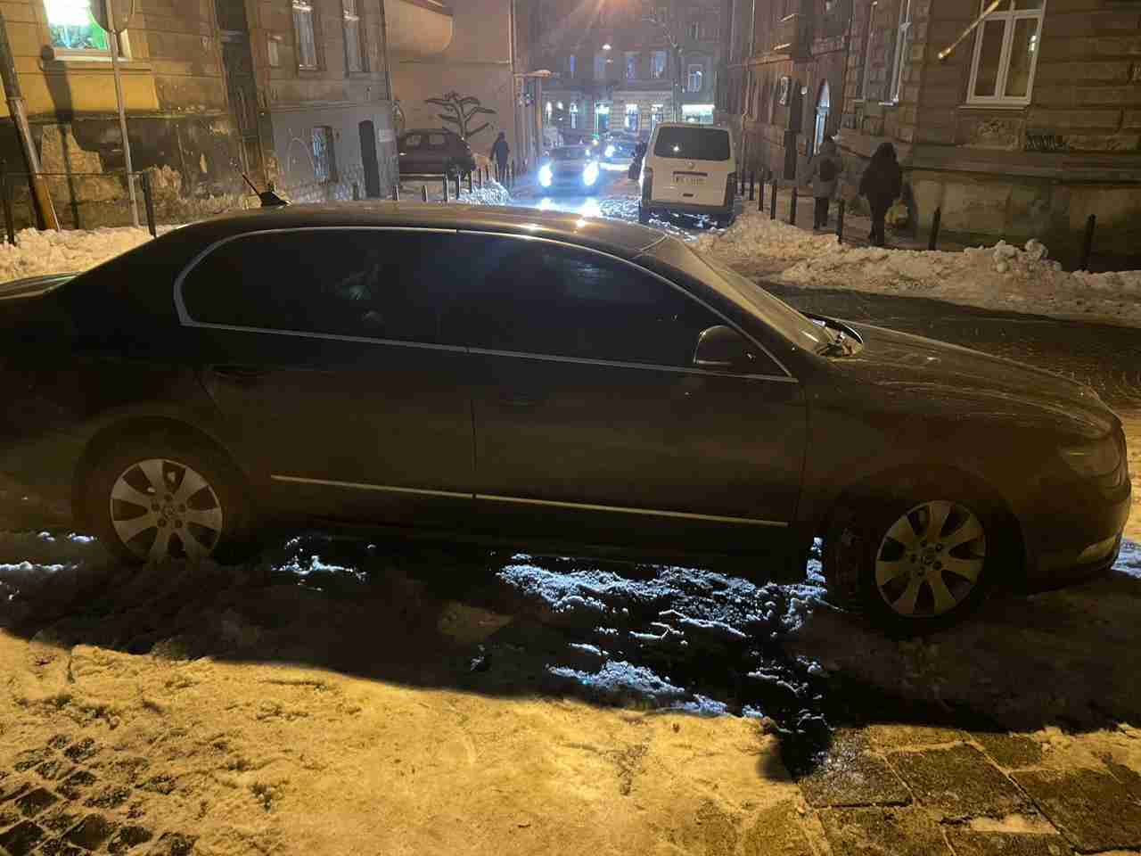 У Львові жінка потрапила під колеса автомобіля (ФОТО)