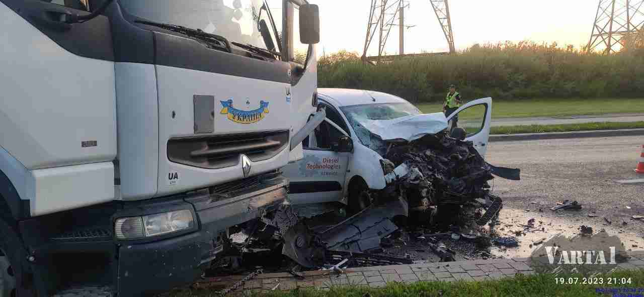 У Львові зіткнулися легковик з вантажівкою: є потерпілі (ФОТО/ВІДЕО)