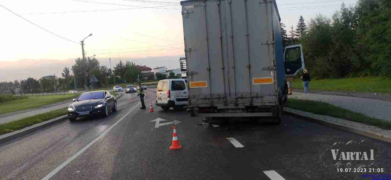 У Львові зіткнулися легковик з вантажівкою: є потерпілі (ФОТО/ВІДЕО)
