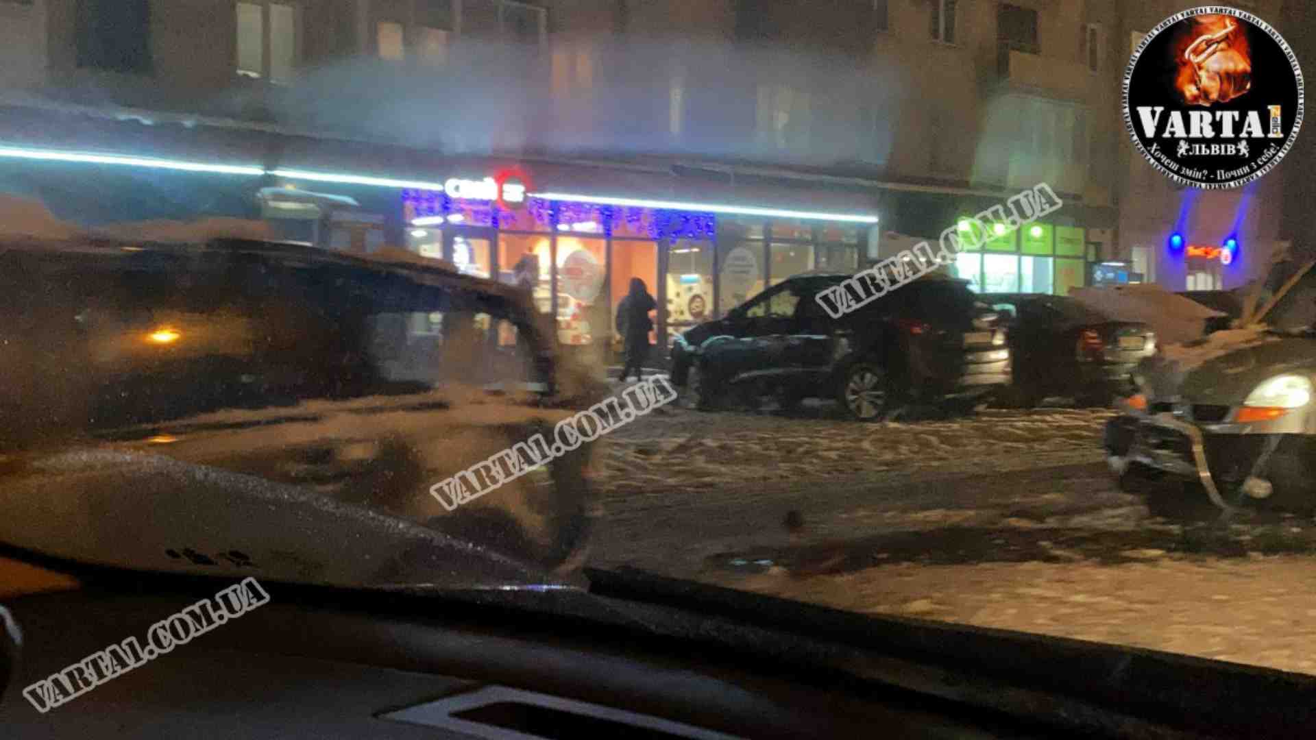 У Львові зіткнулися три автомобілі