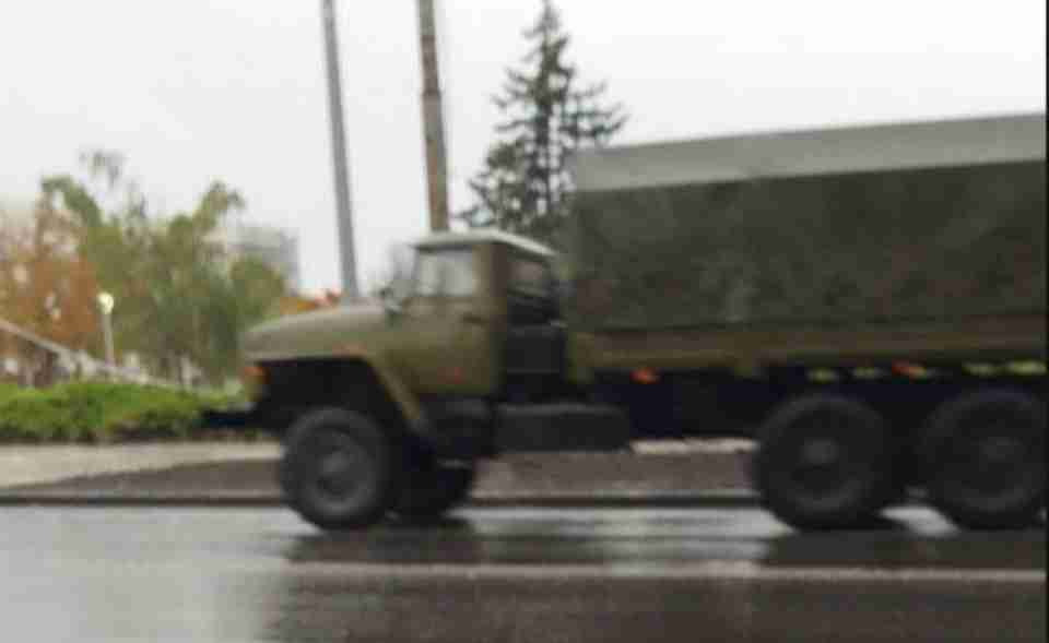 У Маріуполі помітили «незвичний рух» окупантів: рухалися 20 вантажівок з військовими рф
