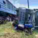 У масштабній ДТП пасажирського потяга та вантажівки постраждала жінка з Львівщини (фото)