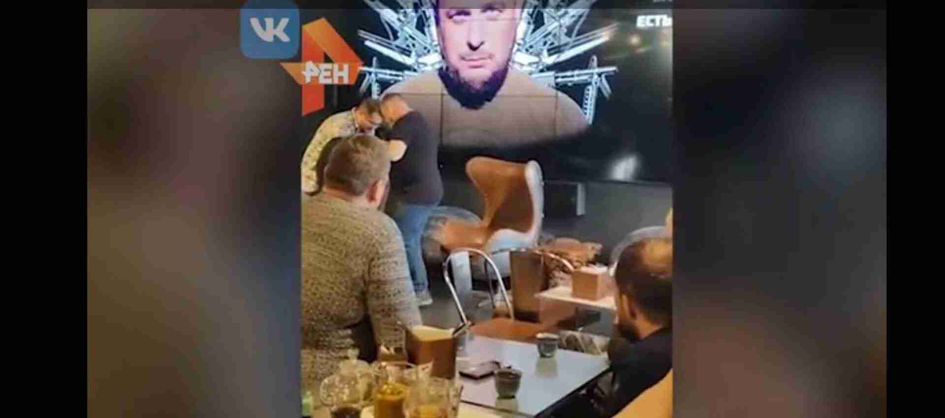 У мережі показали відео, як пропагандисту Владлену Татарському дарують «вибухову» статуетку (ВІДЕО)