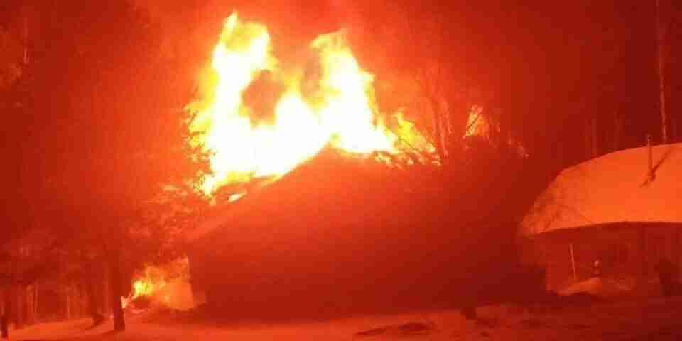 У Мережі з'явилися кадри пожежі у заміському будинку Ігоря Мазепи (ВІДЕО)