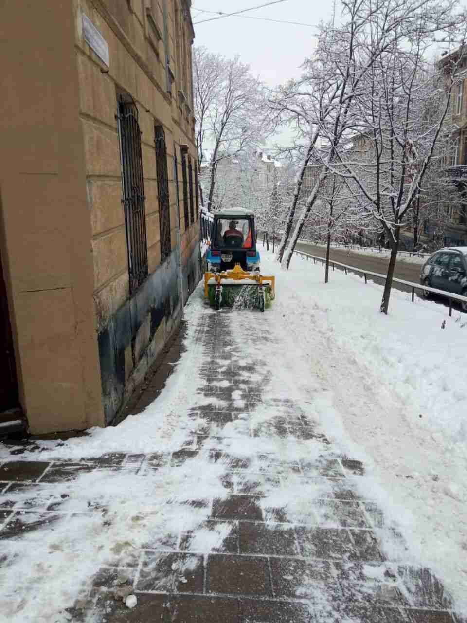У міській раді озвучили, скільки прибиральної техніки працює на вулицях Львова (ФОТО)