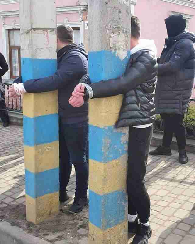 У Мостиськах затримали «рішал» черги на перетин кордону і відразу відправили їх у військкомат (ФОТО)