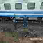 У Миколаєві неповнолітня дівчина кинулася під потяг (ФОТО 18+)