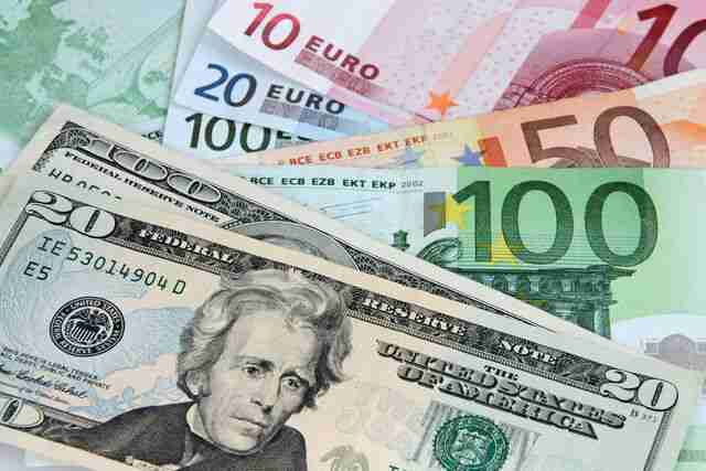 У Нацбанку роз'яснили, скільки валюти українці можуть привезти з-за кордону