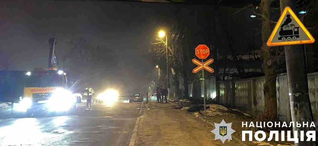 У поліції повідомили, що загрожує водію, який не пропустив потяг у Львові (ФОТО)
