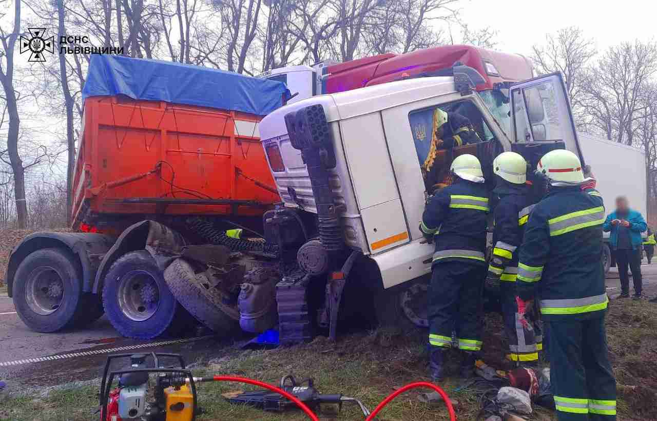 У поліції прокоментували моторошну ДТП двох вантажівок на Львівщині (ФОТО)