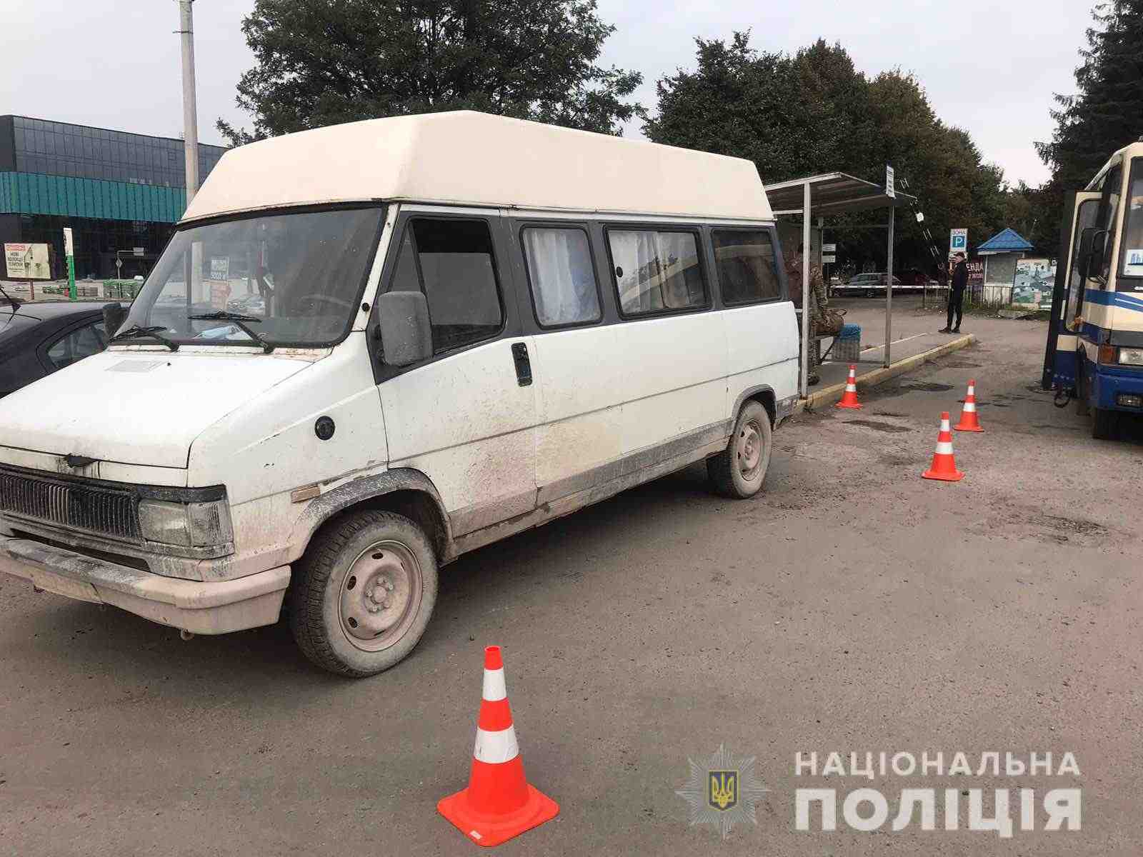 У поліції повідомили подробиці наїзду мікроавтобуса на жінку у Львові на автостанції (ФОТО)