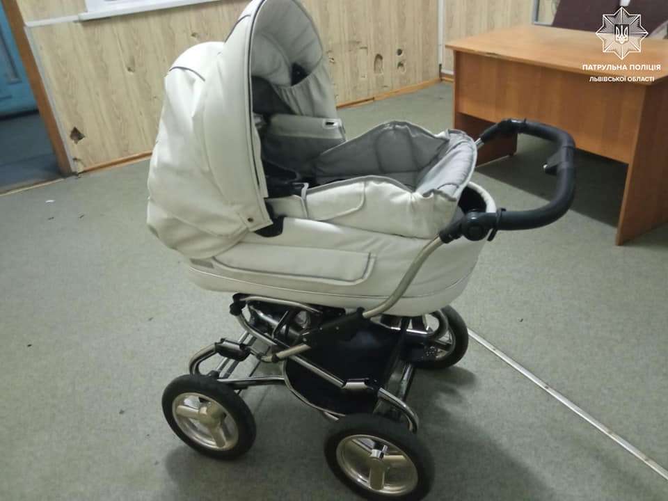 У поліції шукають власників дитячого візка та автокрісла, які ймовірно викрали у Львові (фото)