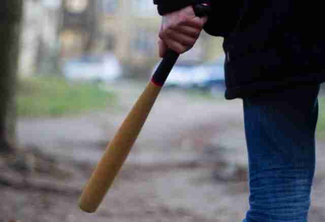 У Польщі побили українця бейсбольною битою