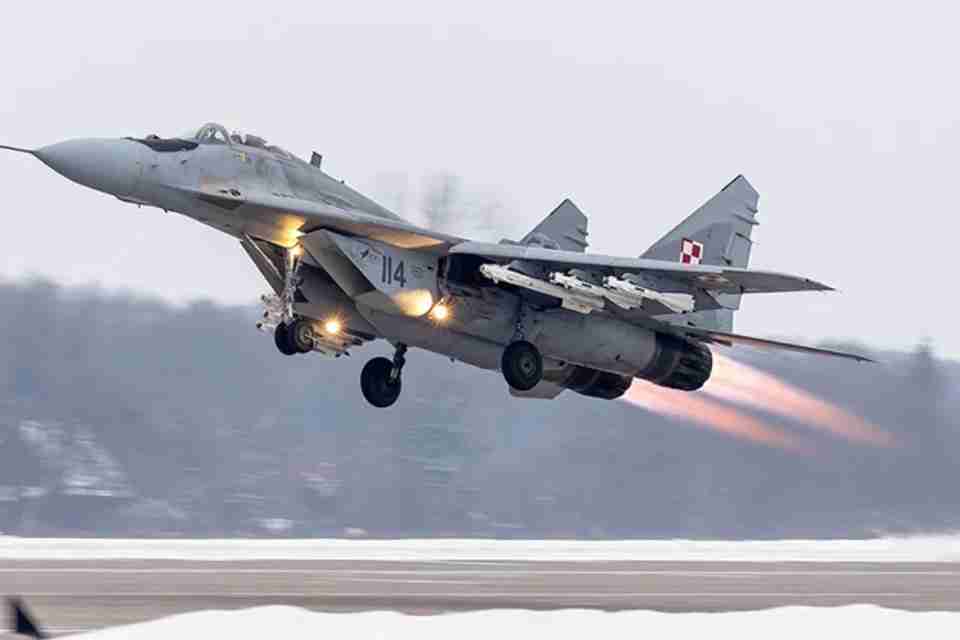 У Польщі попередили про підвищену активність військової авіації на кордоні (КАРТА)