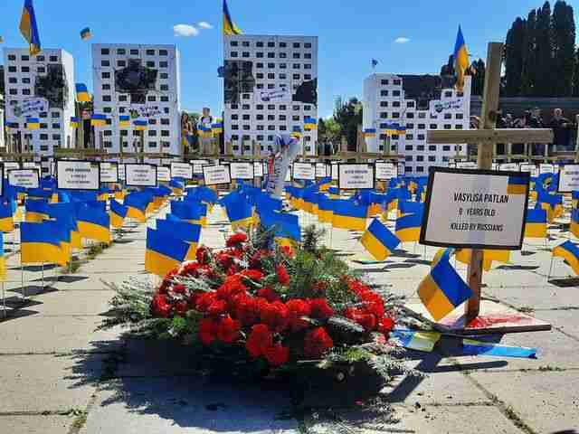У Польщі російський посол відмовився від вшанування пам’яті радянських солдатів і поклав вінок під українською інсталяцією (ФОТО)