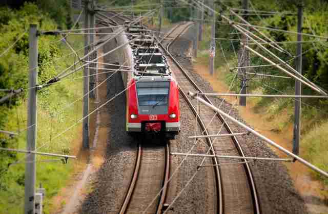 У Польщі українка декілька кілометрів бігла коліями наздоганяючи потяг, де залишилися її діти