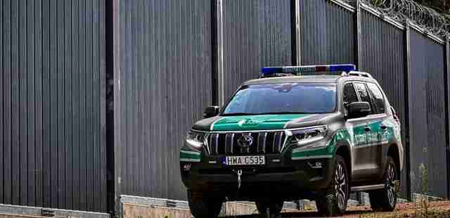 У Польщі зафіксували, як білоруський прикордонник намагався пропиляти дірку у паркані на кордоні (ФОТО)