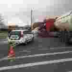 У потрійній ДТП на трасі «Київ-Чоп» постраждав водій вантажівки (фото, відео)