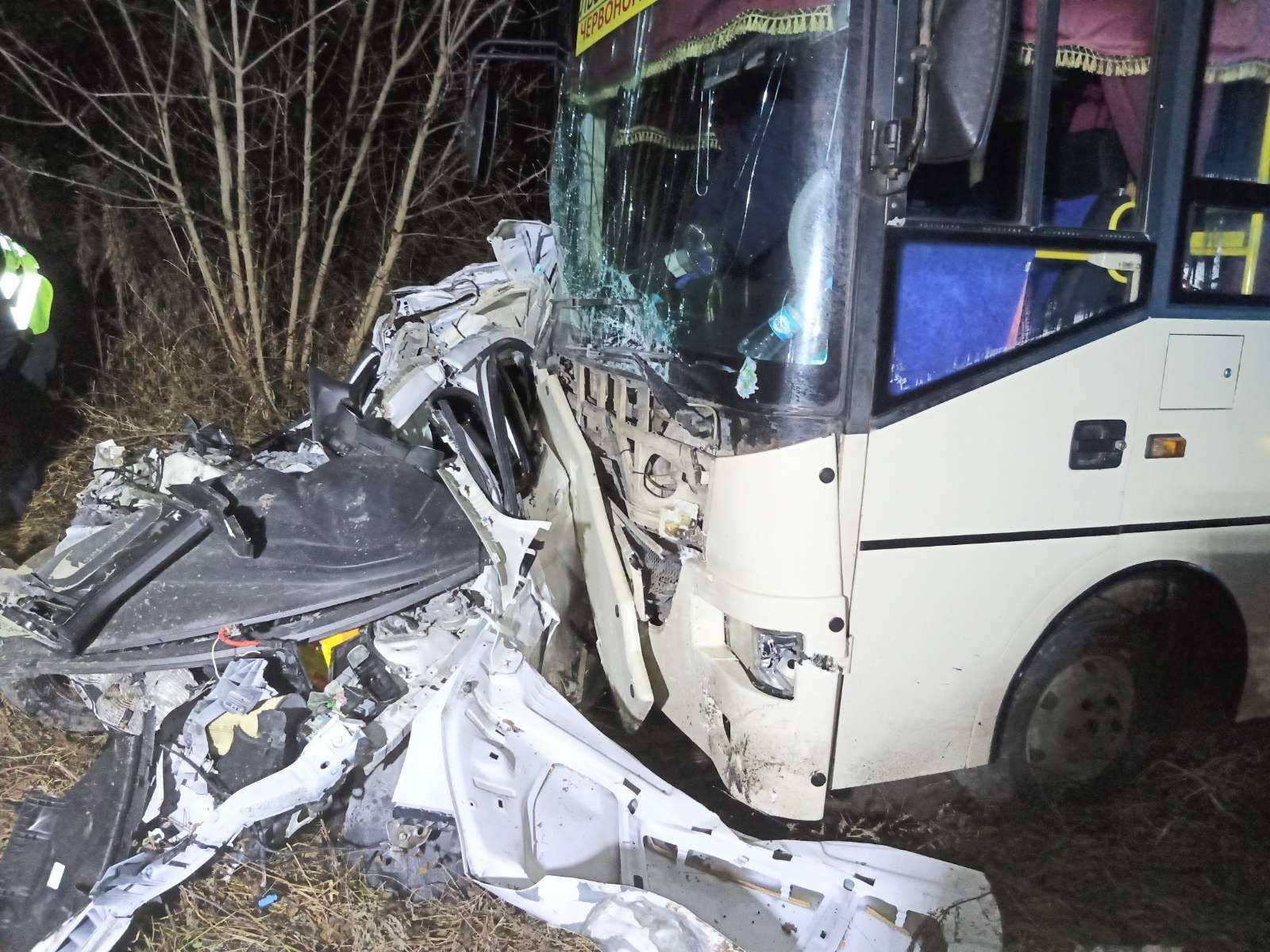 У потрійній ДТП на Львівщині зіткнулись маршрутка, легковик і вантажівка, є загиблі (фото, відео)