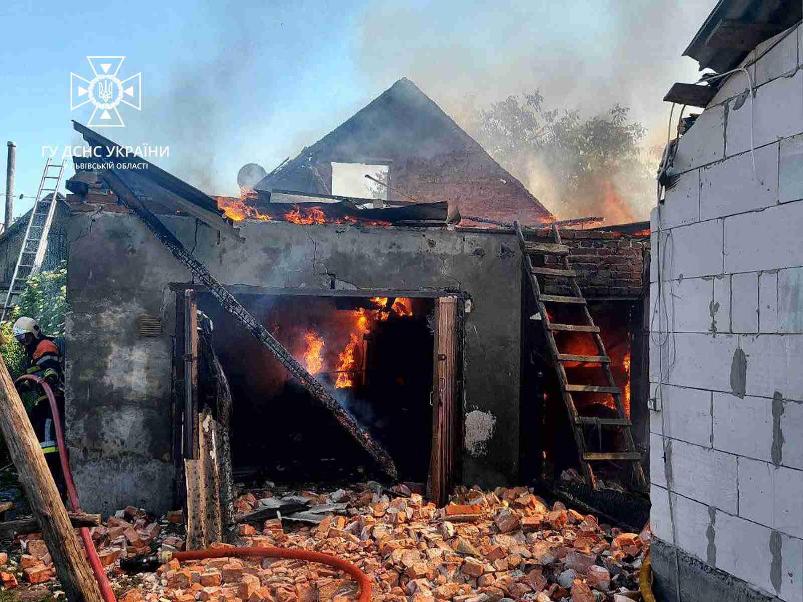У пожежі в будівлі на Львівщині постраждало двоє людей (ФОТО)