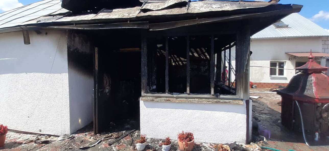 У Радехівському районі вогонь знищив господарську будівлю (фото)