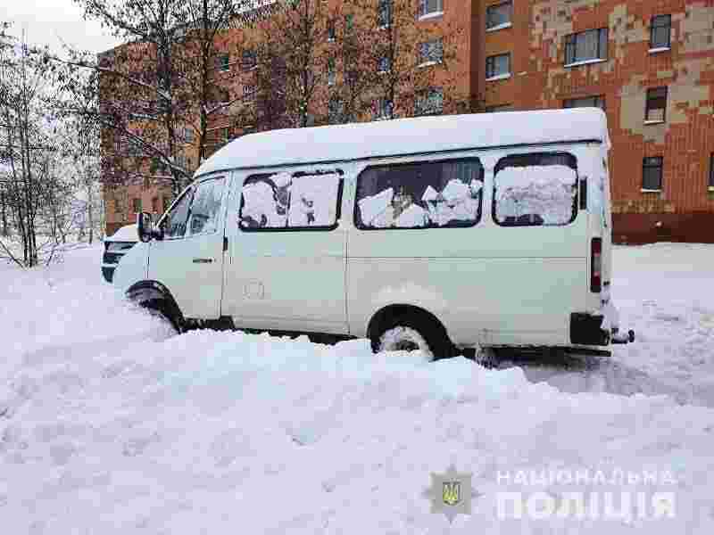 У Рівненській області п’яний водій шкільного автобусу в`їхав у сніговий замет