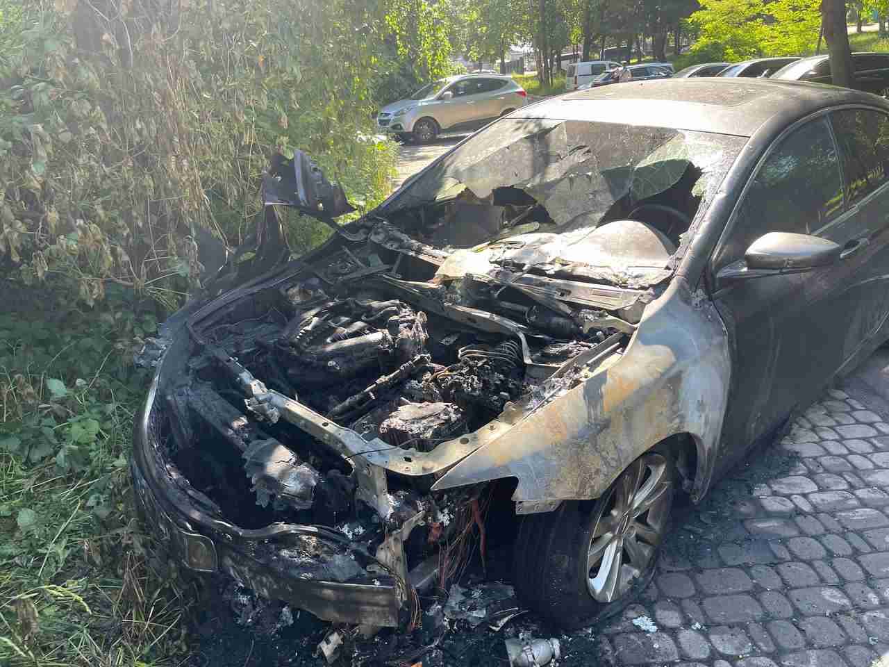 У Рівному підпалили автомобіль відомого журналіста (ФОТО)