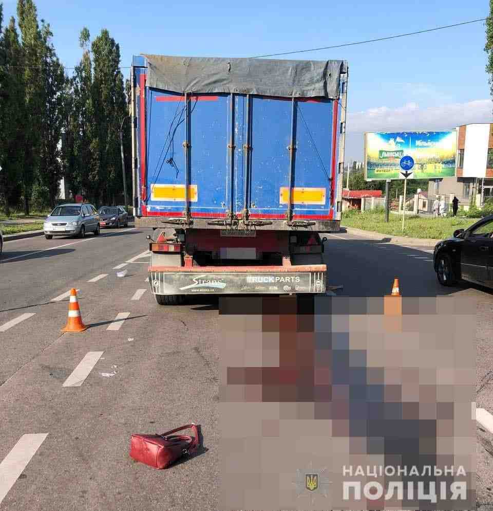 У Рівному вантажівка на смерть збила жінку (ВІДЕО, ФОТО)
