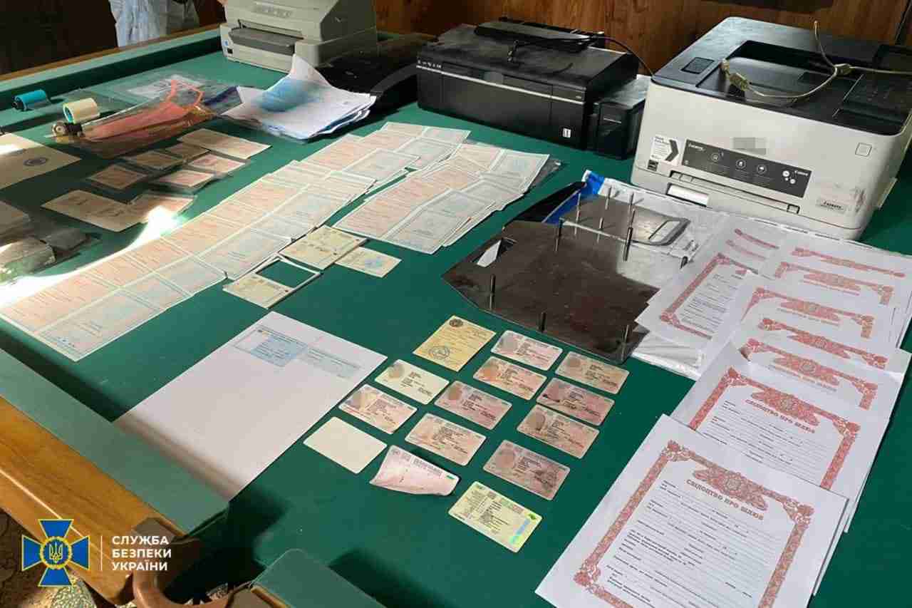 У Рівному знайшли потужну типографію, де виготовляли фальшиві паспорти для «легалізації» росіян в Україні (ФОТО)