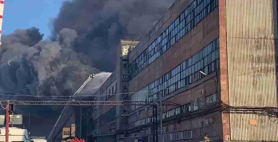 У російському Барнаулі сталася масштабна пожежа на заводі (ВІДЕО)