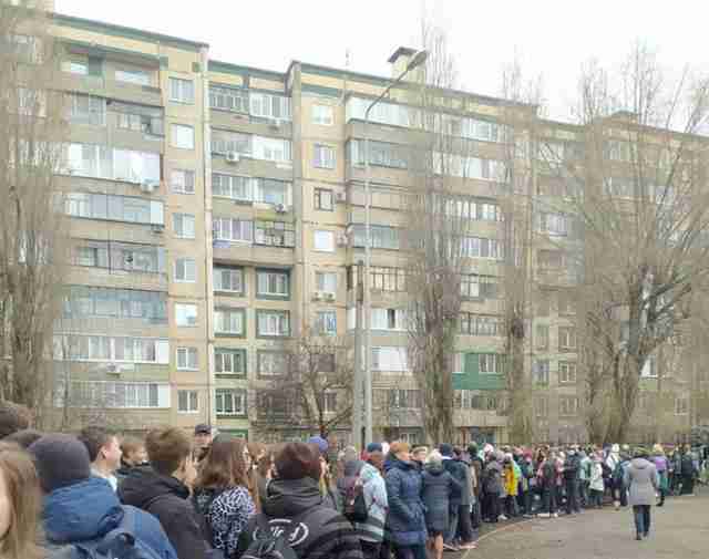 У російському Бєлгороді риють окопи і проводять евакуацію людей (ФОТО)