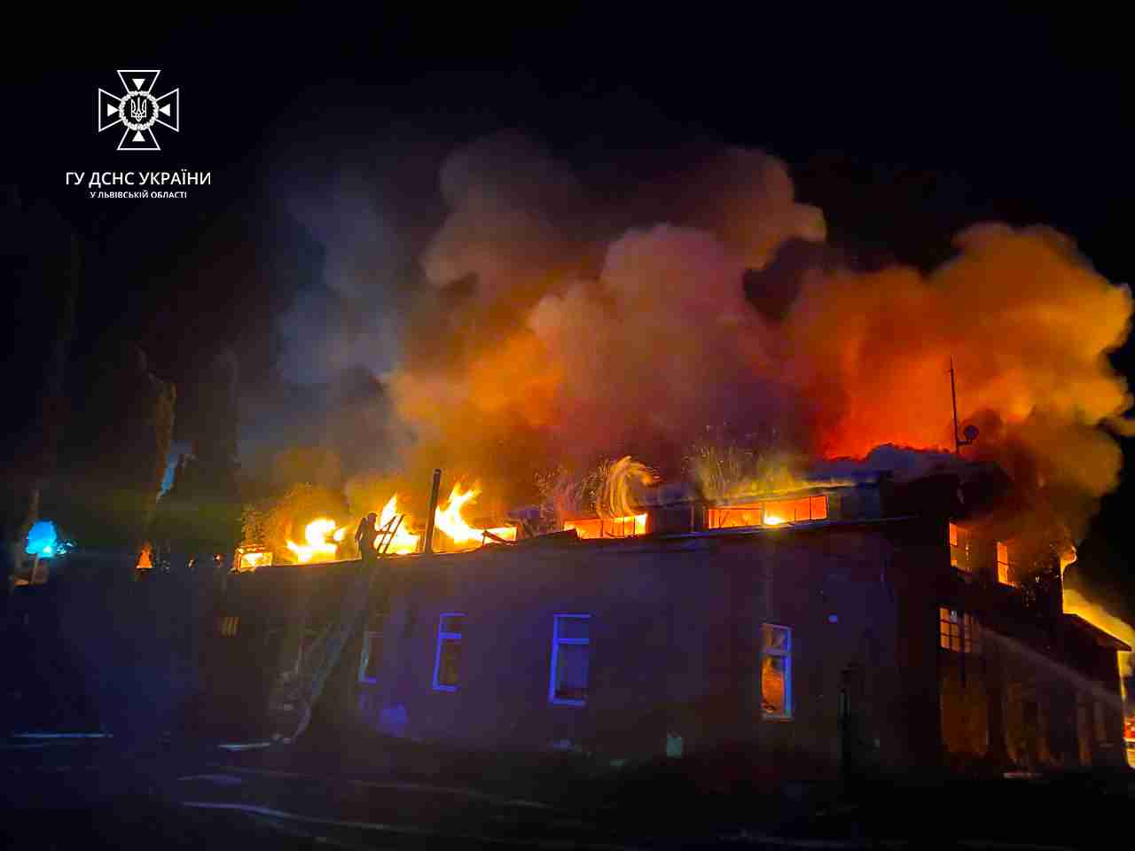 У рятувальників прокоментували пожежу в Радехові (ФОТО)