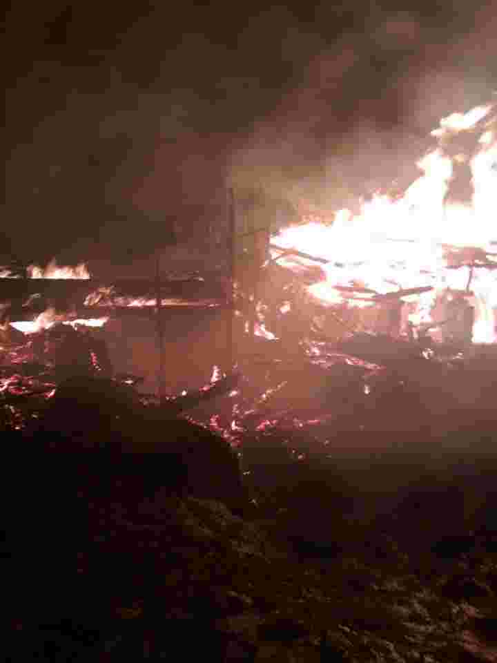 У Самбірському районі вогонь повністю знищив дерев’яну пилораму (фото)