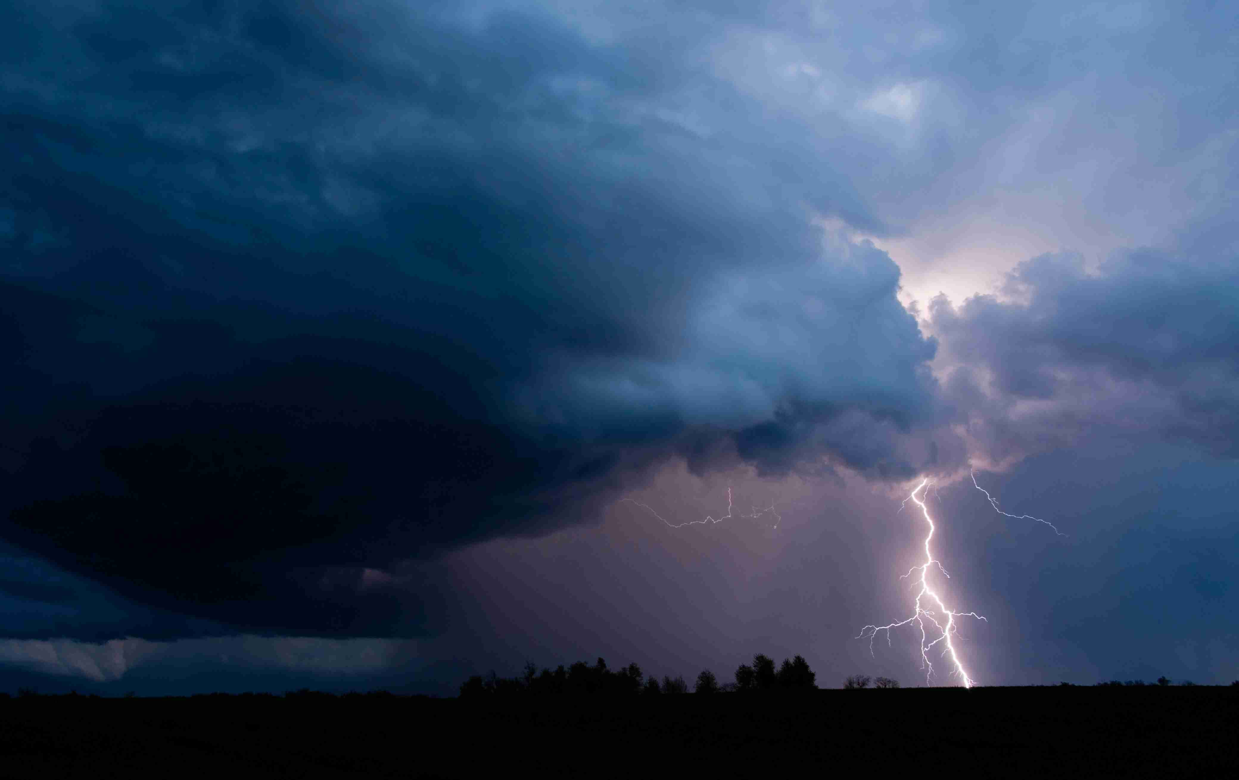 У семи областях України оголошено штормове попередження