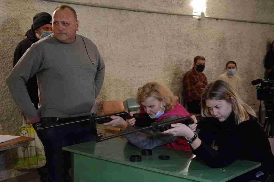 У шкільних тирах Львова відкрили заняття зі стрільби для батьків