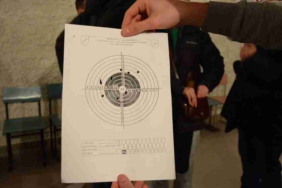 У шкільних тирах Львова відкрили заняття зі стрільби для батьків