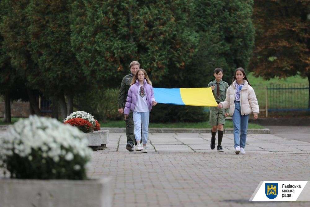 У школах Львова започаткували традицію із підняття державного прапору