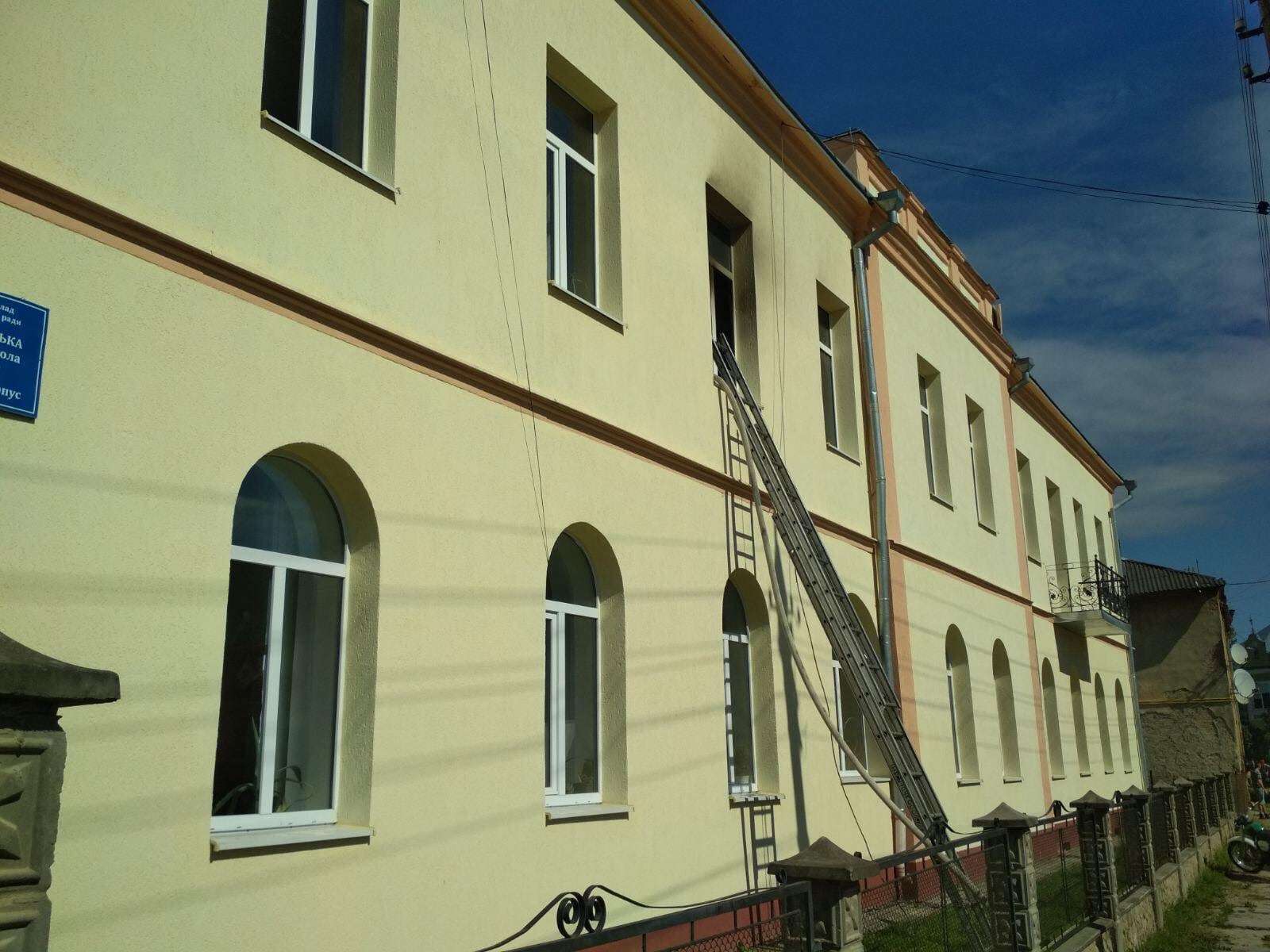 У школі-інтернаті в Добромилі спалахнула пожежа (фото)