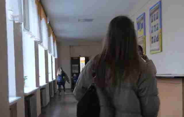 У школі Луцька скандал: вчителька на уроках запевняє учнів, що їх «зничтожать росіяни» (ВІДЕО)