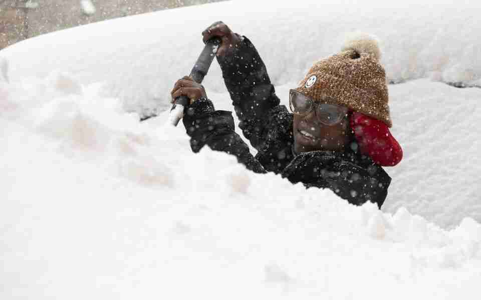 У штаті Нью-Йорк надзвичайний стан: півтора метра снігу і двоє померлих під час прибирання (ВІДЕО)