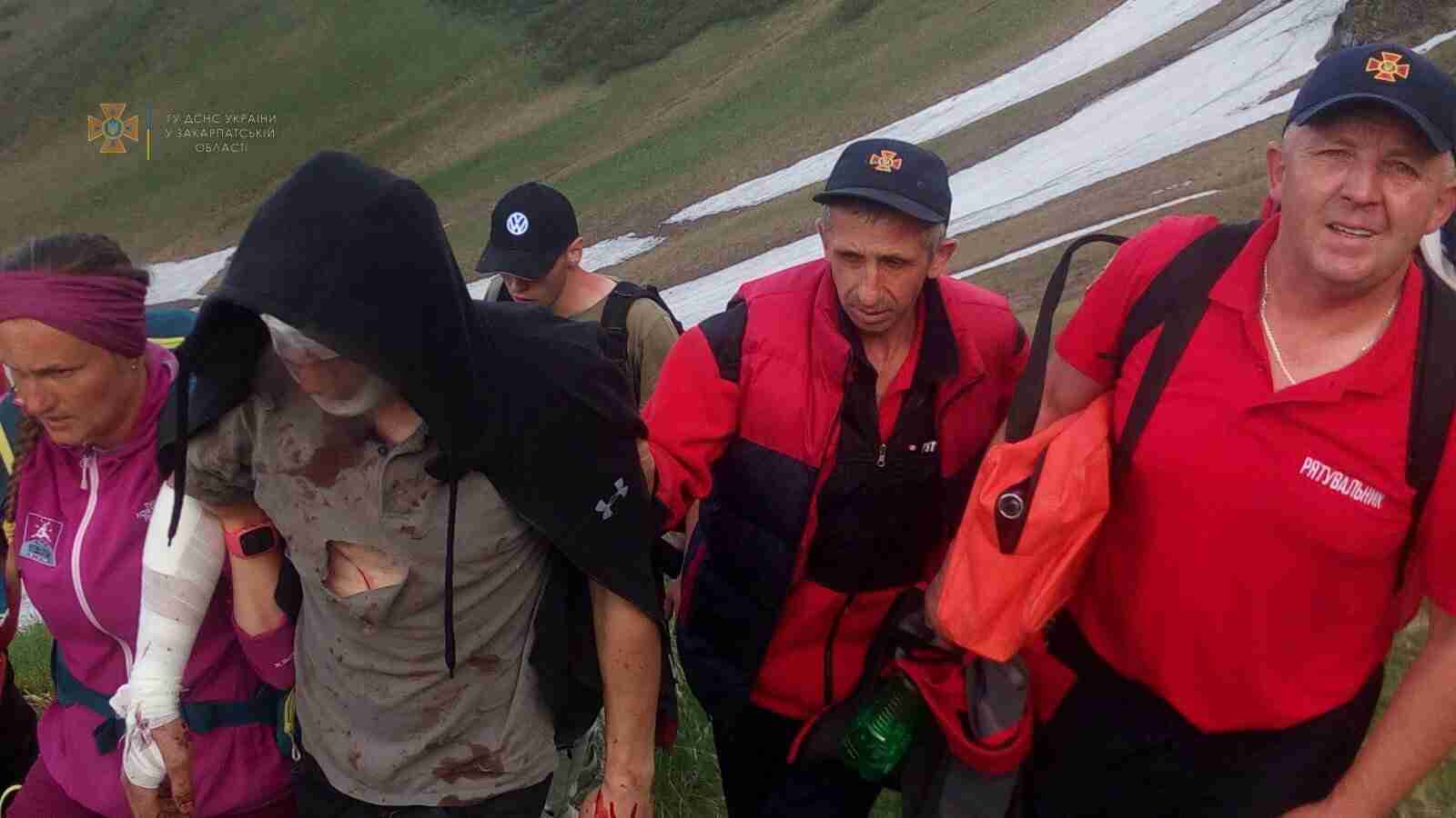 У сорочці народився: турист вижив після падіння з 80-метрового карниза в Карпатах (фото)