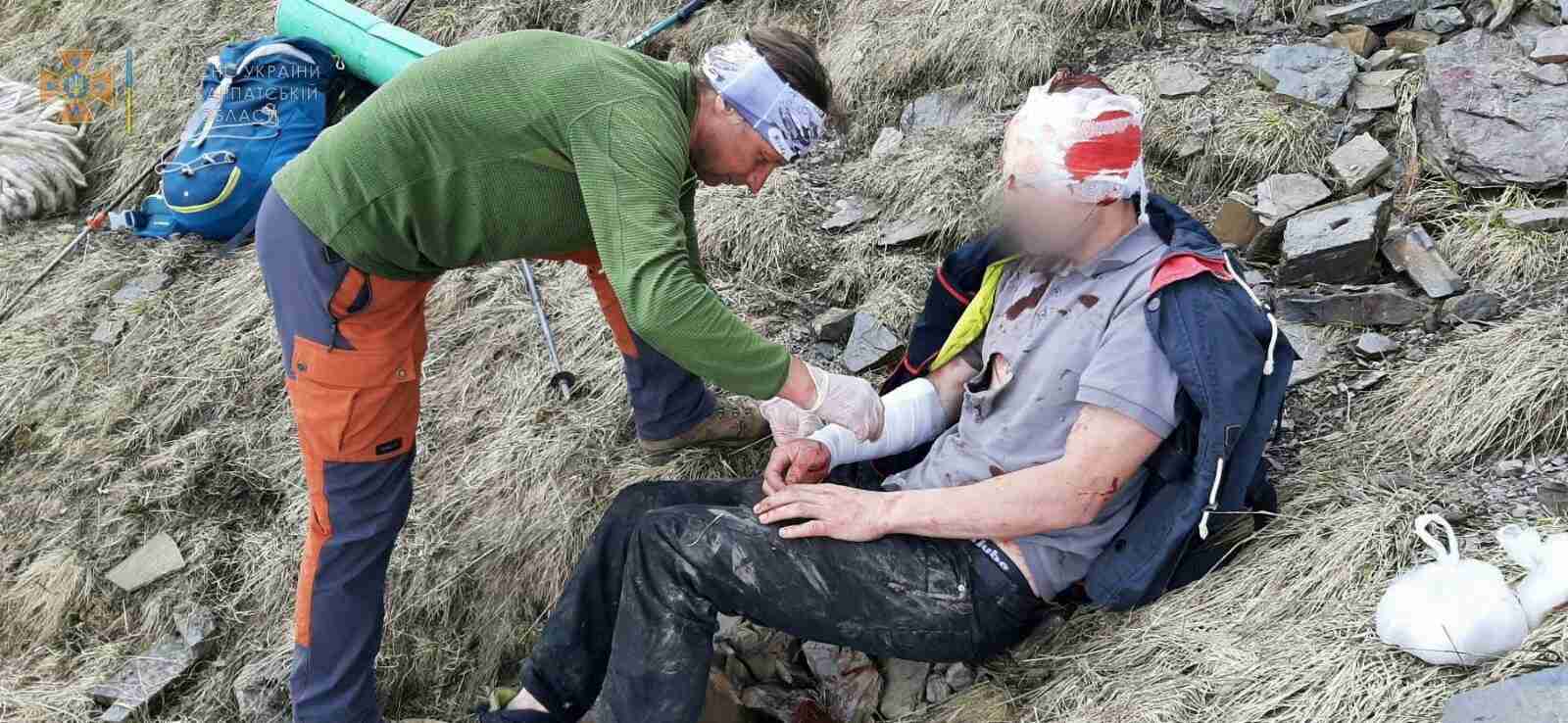 У сорочці народився: турист вижив після падіння з 80-метрового карниза в Карпатах (фото)