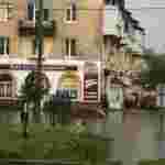 У соцмережах з’явилося відео, як у Червонограді після зливи плавають на надувних матрацах