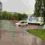 У соцмережах з’явилося відео, як у Червонограді після зливи плавають на надувних матрацах