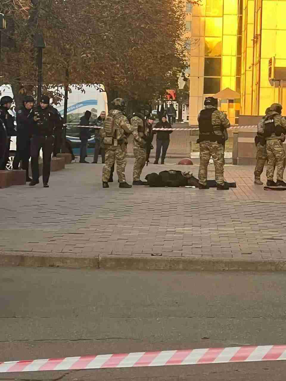 У столиці озброєний чоловік захопив бізнес-центр: його затримали (ФОТО)