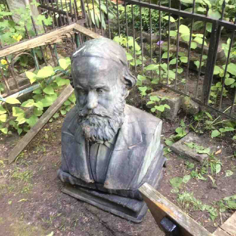 У столиці з кладовища намагались вкрасти бюст українського вченого (фото)