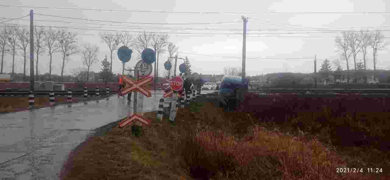 У Стрийському районі зіткнулись автомобіль та потяг: водія з травмами шпиталізували (фото)